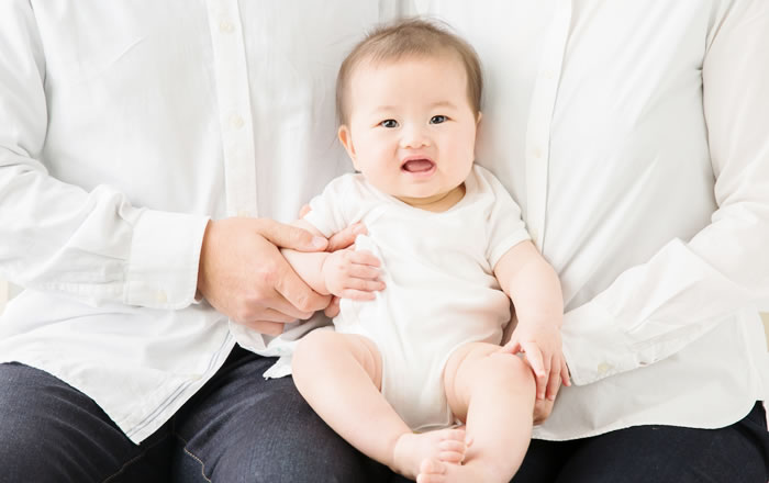 矮小歯の原因は完全には解明されていませんが、遺伝や、歯や骨を作るのに必要なビタミンDの不足などが影響するとも言われています